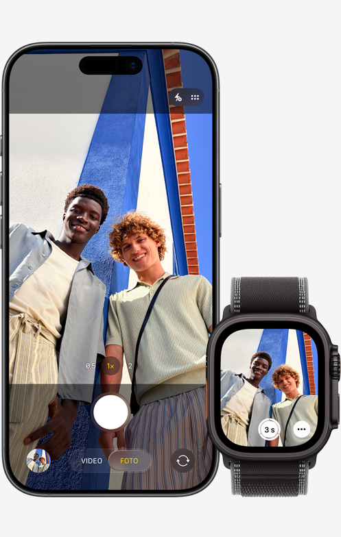 iPhone 17, parte frontal, cámara en uso lista para sacar una selfie grupal, junto a un Apple Watch Ultra 3 con la app Control de Cámara abierta