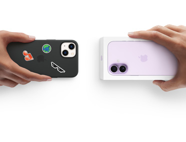 Dos manos intercambian un iPhone 13 con carcasa de silicona y stickers en la parte trasera por un nuevo iPhone 17 en su caja.