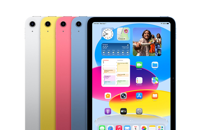 iPad-enheter i fyra färger: silver, gul, rosa och blå. På skärmen syns en bakgrundsbild och olika appar