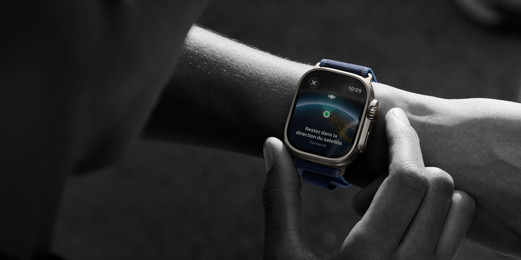Une personne lit un message dans Messages sur son Apple Watch Ultra 3