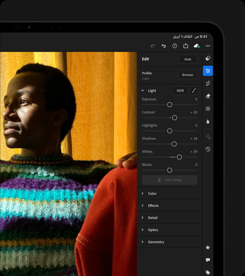 جهاز iPad Pro، الجزء الخارجي الأمامي، الوضع الأفقي، لون أسود فلكي، شاشة تعرض صورة يتم تعديلها لشخص يرتدي سترة زاهية الألوان، قائمة التأثيرات والأدوات مفتوحة على اليمين
