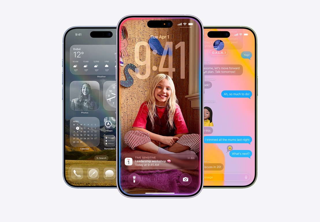 أجهزة iPhone 17، الجهة الخارجية الأمامية، الألوان: أزرق ضبابي، ليلكي ناعم، أخضر رمادي، ميزات iOS 26 - الشاشة الرئيسية مع عرض تطبيقات مختلفة، نافذة منبثقة للتقويم على شاشة قفل مخصصة، شاشة iPhone تعرض تطبيق الرسائل بتصميم Liquid Glass‎‎‏