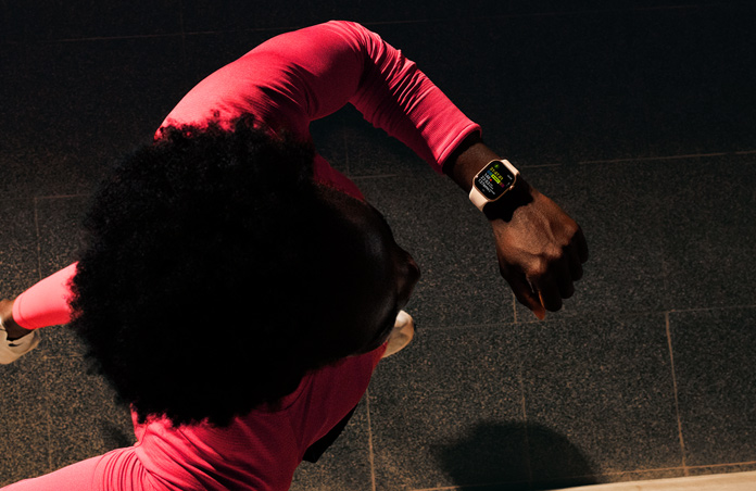 صورة لرجل يستخدم Apple Watch لتتبّع تمرين الركض