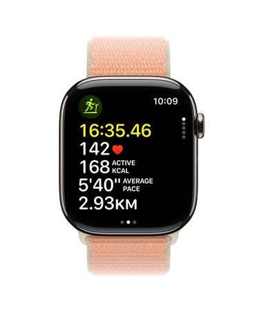ساعة Apple Watch Series 11‏، لون ذهبي، مع تطبيق التمرين على الشاشة يعرض قياسات الركض بما في ذلك الوقت ومعدل نبض القلب والسعرات الحرارية النشطة ومتوسط السرعة والمسافة