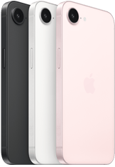 Pohľad zboku a zozadu na čierny, biely a svetloružový iPhone 17e, hore je kamera Fusion, bočné tlačidlo