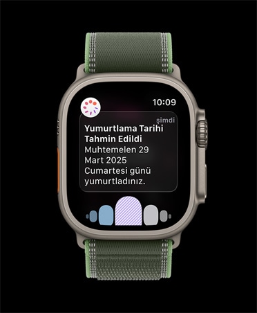 Apple Watch Ultra 3, natürel titanyum kasa, Sağlık uygulamasındaki Döngü İzleme’den yumurtlama zamanı tahminiyle ilgili bildirim, kordon, Trail Loop, mavi/parlak mavi