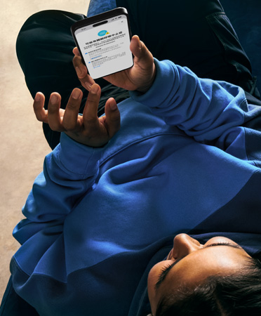 使用者在 iPhone 上查看提示，以詳細了解可能的睡眠呼吸中止症跡象