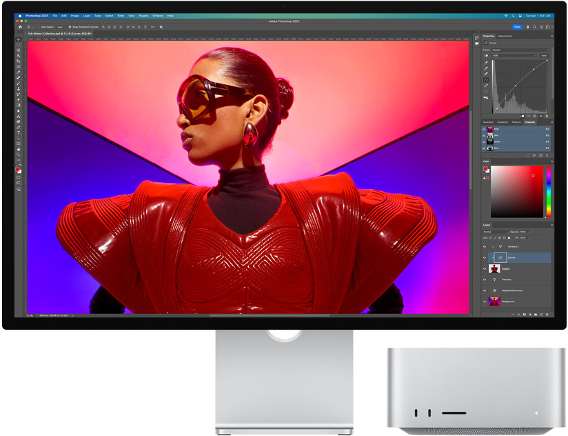 展示 Studio Display 和 Mac Studio 放在一起，正在使用 Adobe Photoshop