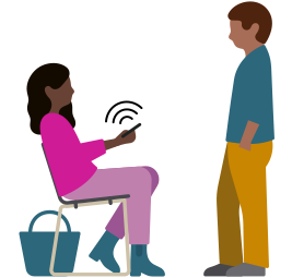 Une femme assise sur une chaise tient un iPhone qui émet des ondes sonores; un homme écoute, debout devant elle