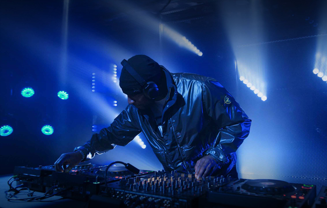 Ένας DJ που παίζει ζωντανά σε μια συναυλία.