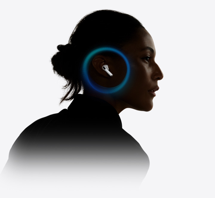 Ένα άτομο που φοράει AirPods Pro 3 με ηχητικά κύματα γύρω από το αυτί του.