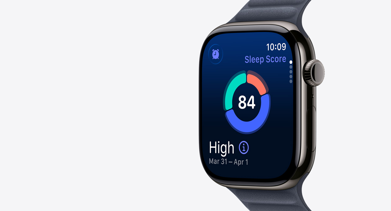 Apple Watch Series 11，石板色鈦金屬錶殼，螢幕顯示睡眠分數圓圈圖表；右側外觀，展示數碼錶冠，配搭海軍藍色磁力手帶