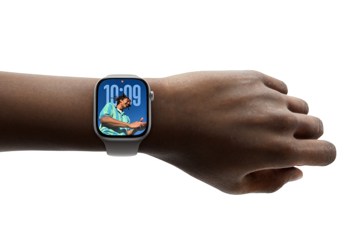 Osoba má na ruce Apple Watch Series 11 s ciferníkem Fotky