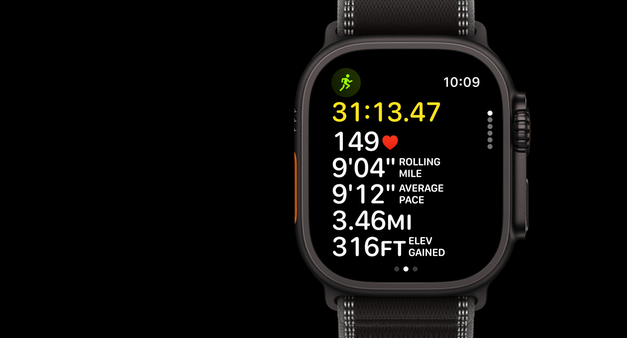 Apple Watch Ultra 3, finition noire, boîtier en titane, app Exercice, Course en plein air, côté gauche, bouton Action, côté droit, Digital Crown, bouton latéral, bracelet, Boucle Trail, coloris noir/charbon