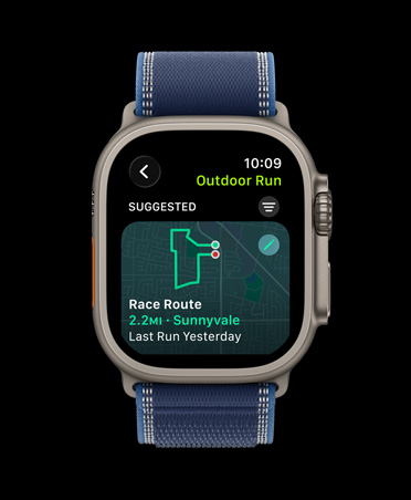 Apple Watch Ultra 3, finition naturelle, boîtier en titane, Course avec itinéraire, exercice de Course en plein air, bracelet, Boucle Trail, coloris bleu/bleu vif