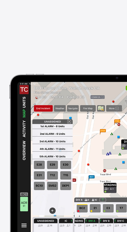 Ein iPad zeigt eine Einsatzleitungsschnittstelle mit einer Karte der Gemeinde, auf der Strassen und Gebäude abgebildet sind, und Zuweisungen der Notrufalarme.