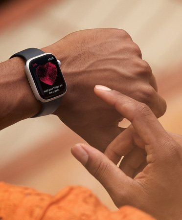 45 mm-es Apple Watch Series 9 oldalnézetből, a kijelzőjén EKG, Indítás olvasható