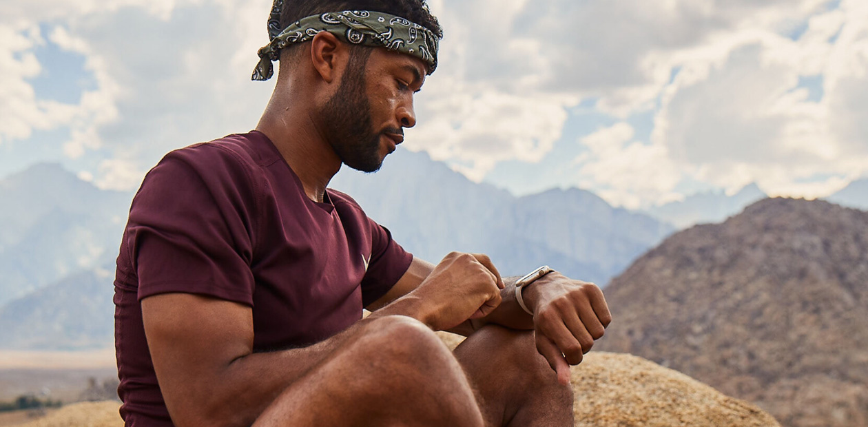 Ein Mann, der auf seine Apple Watch schaut.