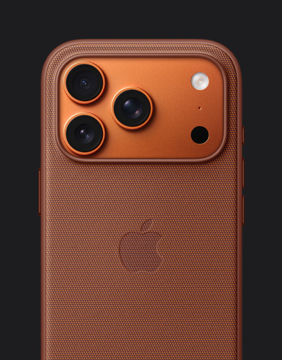 iPhone 17 Pro, екстериорен изглед отзад, космическо оранжево, с оранжев TechWoven кейс с MagSafe