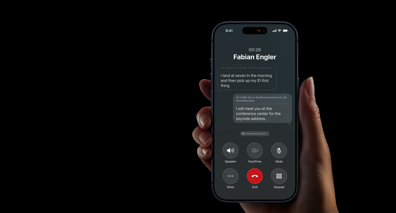 Ръка държи iPhone 17 Pro, демонстрирайки Превод на живо на Apple Intelligence по време на телефонен разговор