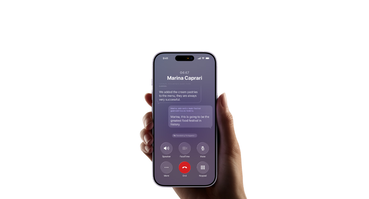 Ръка, държаща iPhone 17, демонстриращ функцията Превод на живо на Apple Intelligence
