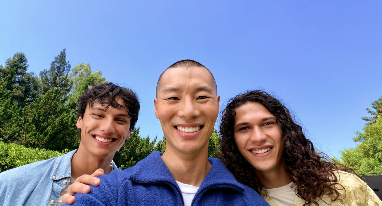 Chụp selfie nhóm với tính năng Center Stage cho ảnh.