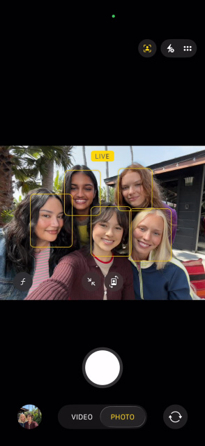 Ein iPhone 17 Display zeigt ein Gruppenselfie im Feature Automatische Ausrichtung für Fotos