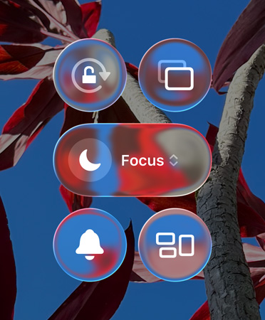 Ecrã principal colorido do iPhone a mostrar apps e widgets transparentes em Liquid Glass