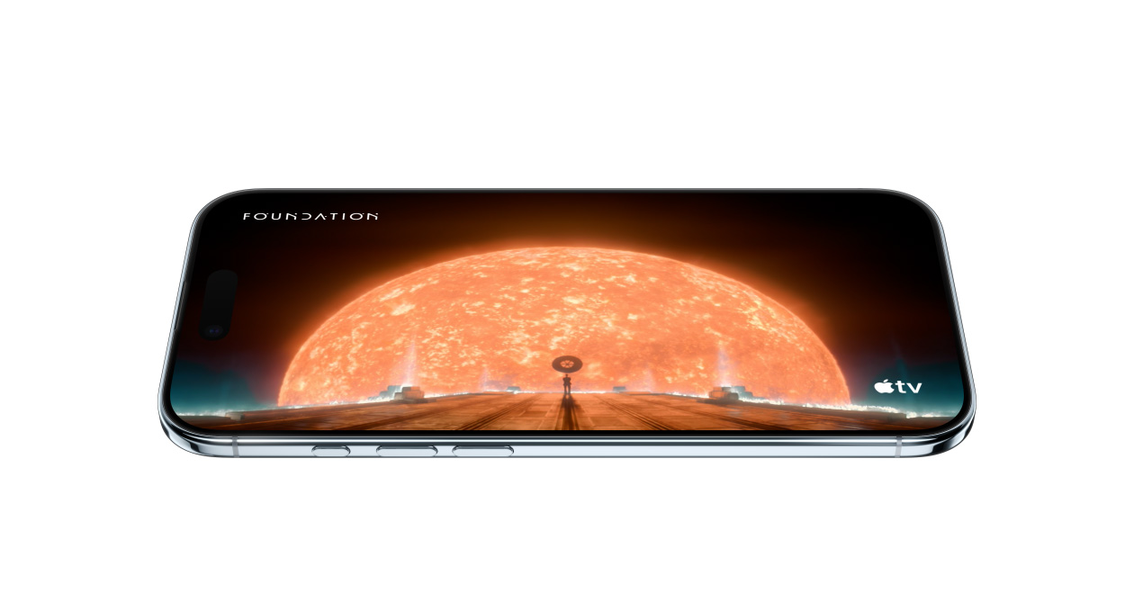 iPhone Air, преден екстериор, изглед отстрани, демонстриращ статична сцена от сериала Foundation на Apple TV