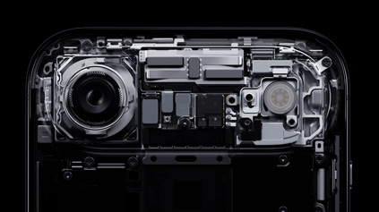 iPhone Air, вътрешни компоненти, показани в платото: включително основна Fusion камера, светкавица на камерата, чип
