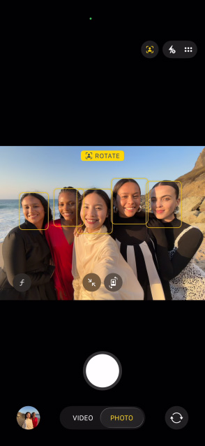 Màn hình trước của iPhone Air hiển thị ảnh selfie nhóm trong tính năng Center Stage cho ảnh