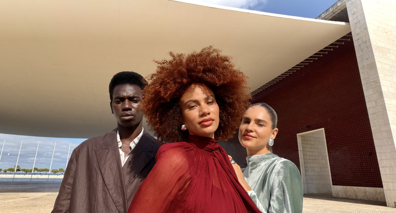 App Caméra de l’iPhone Air, fonctionnalité Cadre centré pour les photos avec un selfie de trois personnes
